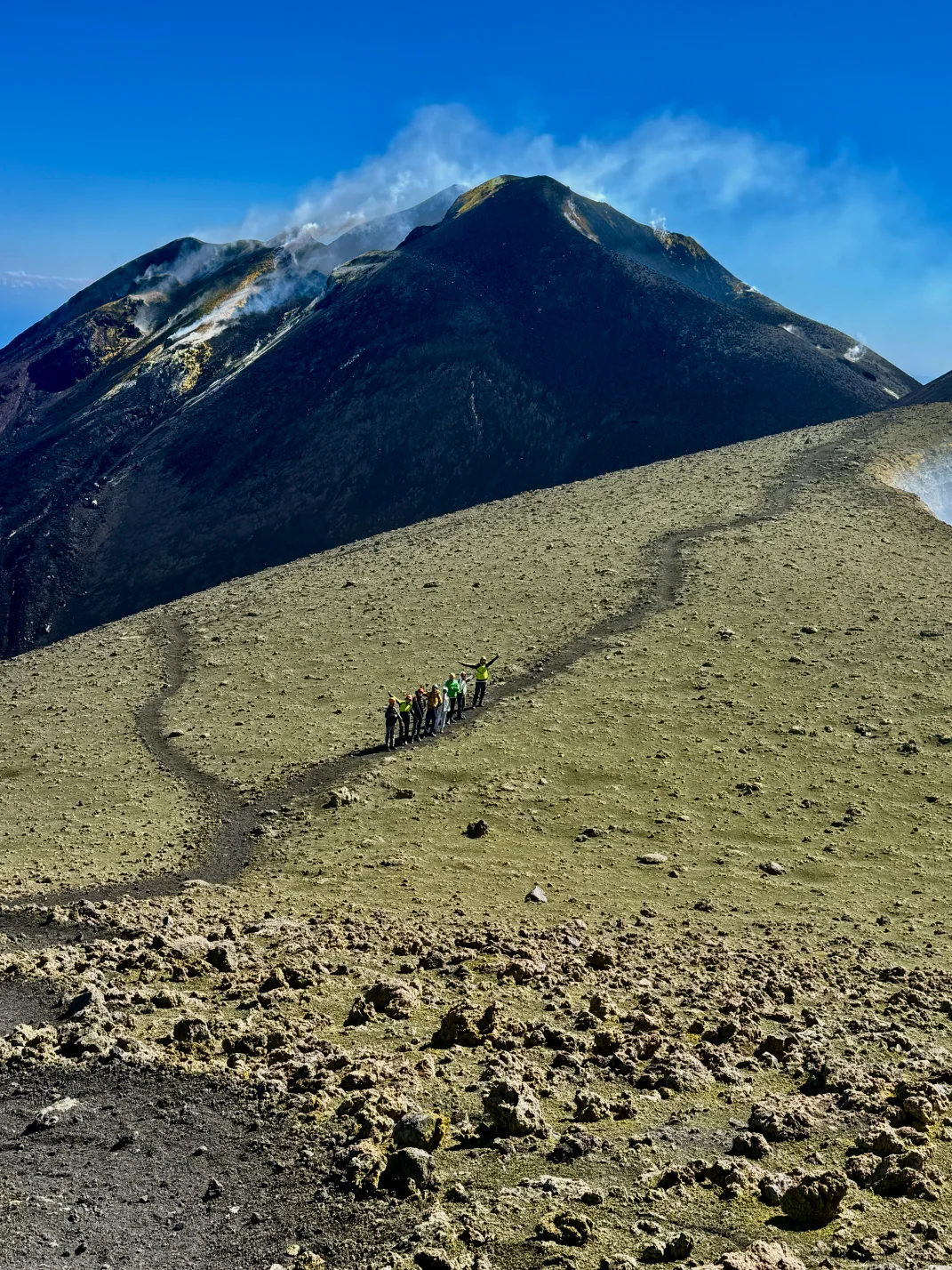 Panoramica dei crateri sommitali dell'Etna con il caratteristico pennacchio di gas