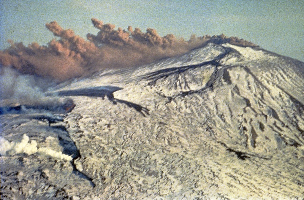 Apertura delle prime fessure eruttive sul versante settentrionale dell'Etna il 17 marzo 1981, osservata da un elicottero.