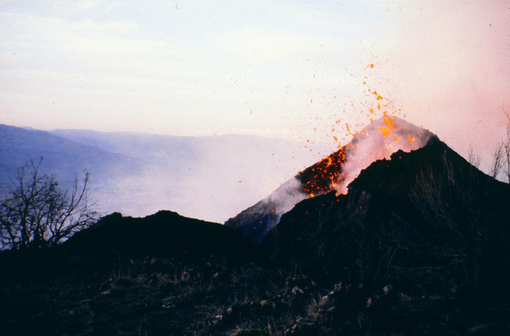 Attività stromboliana residua alle bocche eruttive più basse dell'eruzione dell'Etna del 1981.