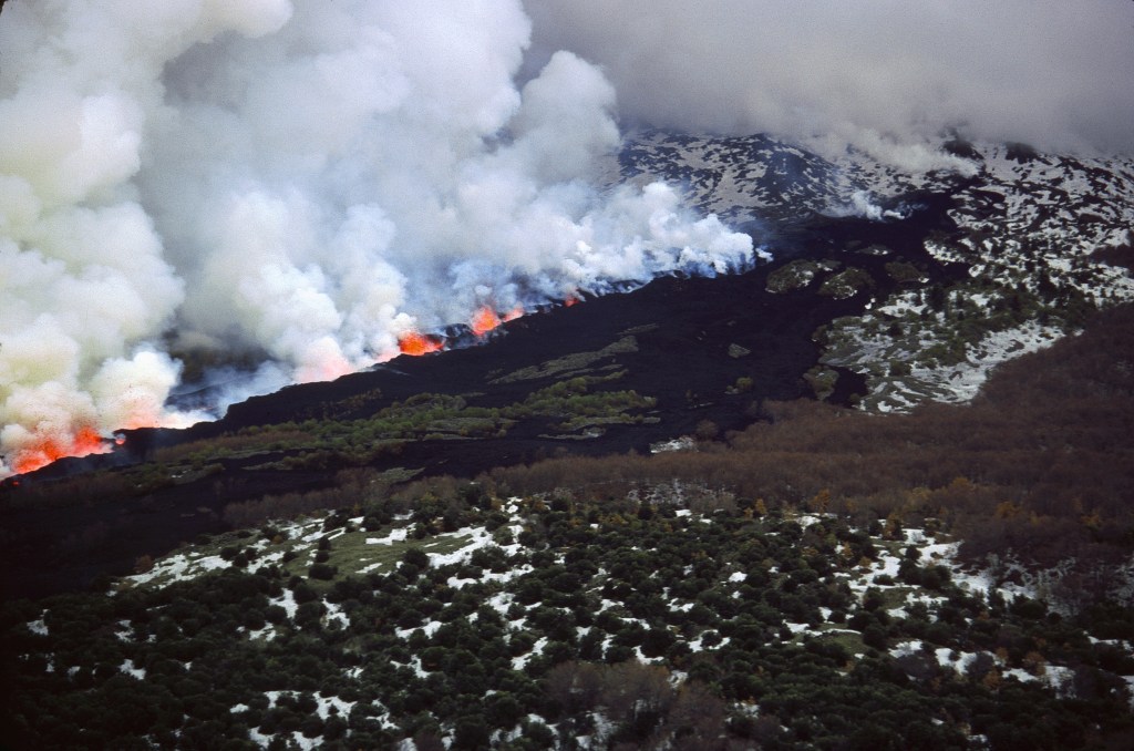 Fessura eruttiva a quota 1.800 metri sul versante nord-occidentale dell'Etna, osservata da un elicottero il 18 marzo 1981.