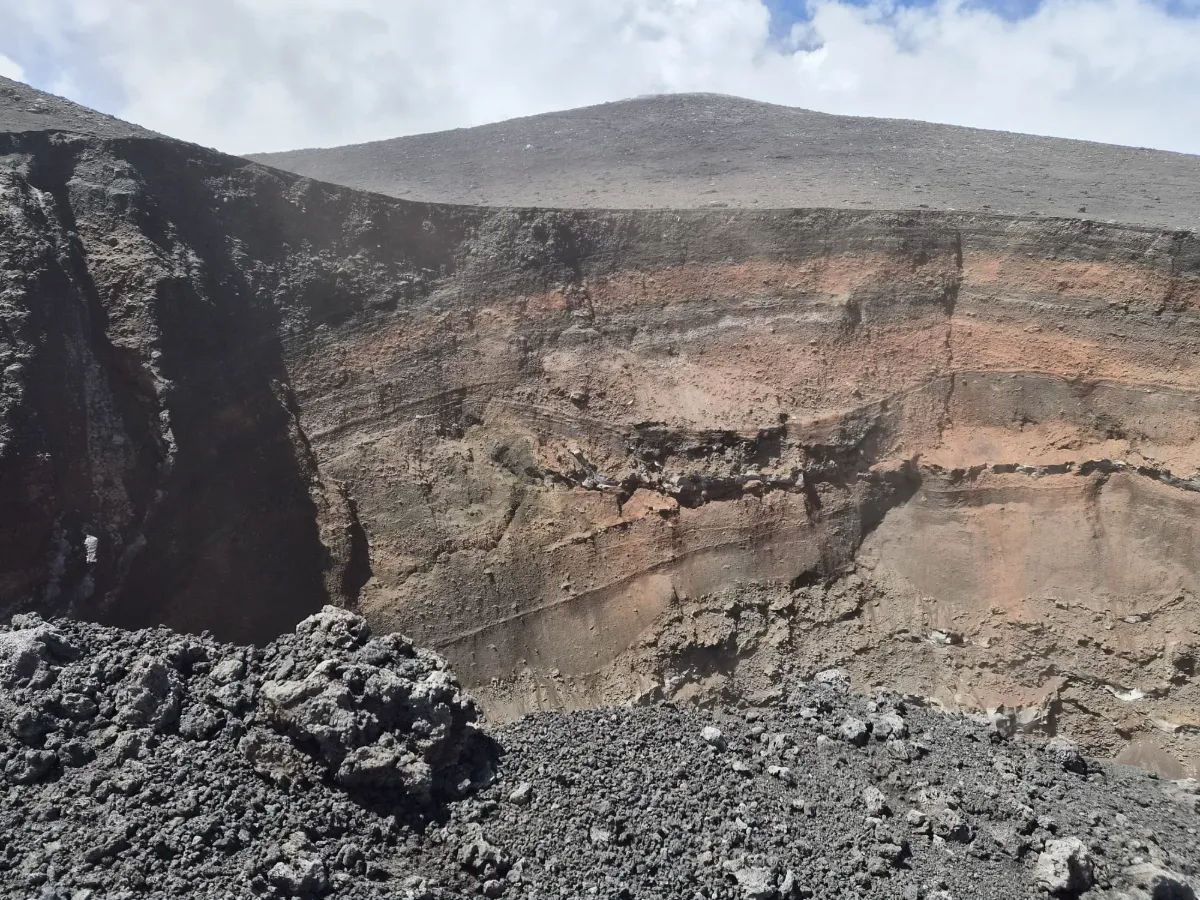 Le pareti stratificate di un cratere da sprofondamento sull'Etna, con le colate laviche sovrapposte visibili in sezione